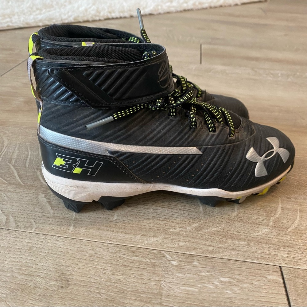 Under Armour KIDS‎ Baseball Cleats with High-Top Design and Lace-Up Closure
